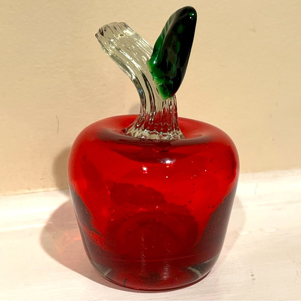 Beautiful Vintage Large Red Art Glass Apple with Green leaf Steam 5.5" Tall